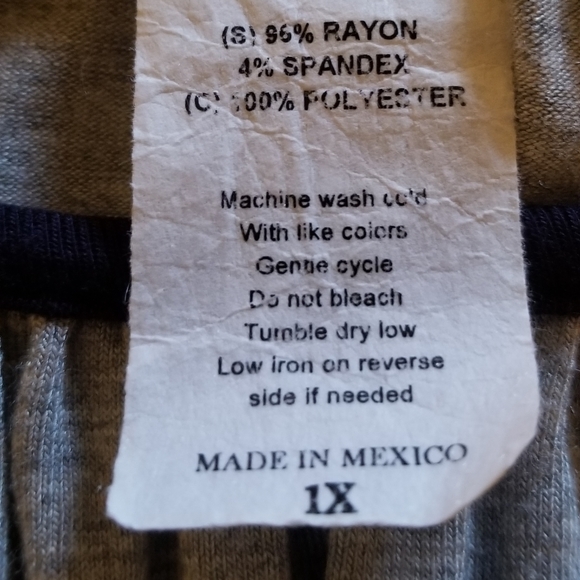 Beautiful Discreet brand top with flare sleeves. - Picture 5 of 5